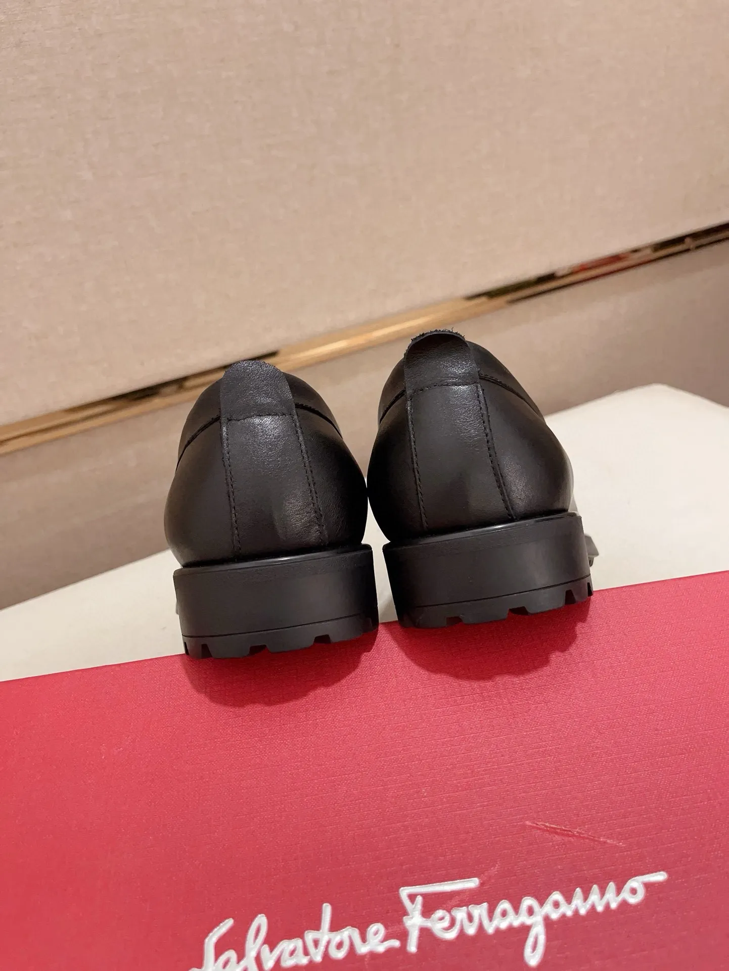Men's shoes💰: 560💰 High version Ferragamo quality! 🆕🆕Exclusive hot-selling products in stock🔥🔥New products on the shelves, high-quality shoes, high-end driving shoes, with complete packaging! 💪 💪 Material: imported patented cowhide 🐂 + imported high-quality water-dyed cowhide lining + wear-resistant outsole 👍🏻👍🏻 Features: high-end and comfortable, purely handmade 🚀 🚀 Create the perfect shoes that suit you best 🔥 🔥 Size: (38-44) Can be customized 45 non-returnable!